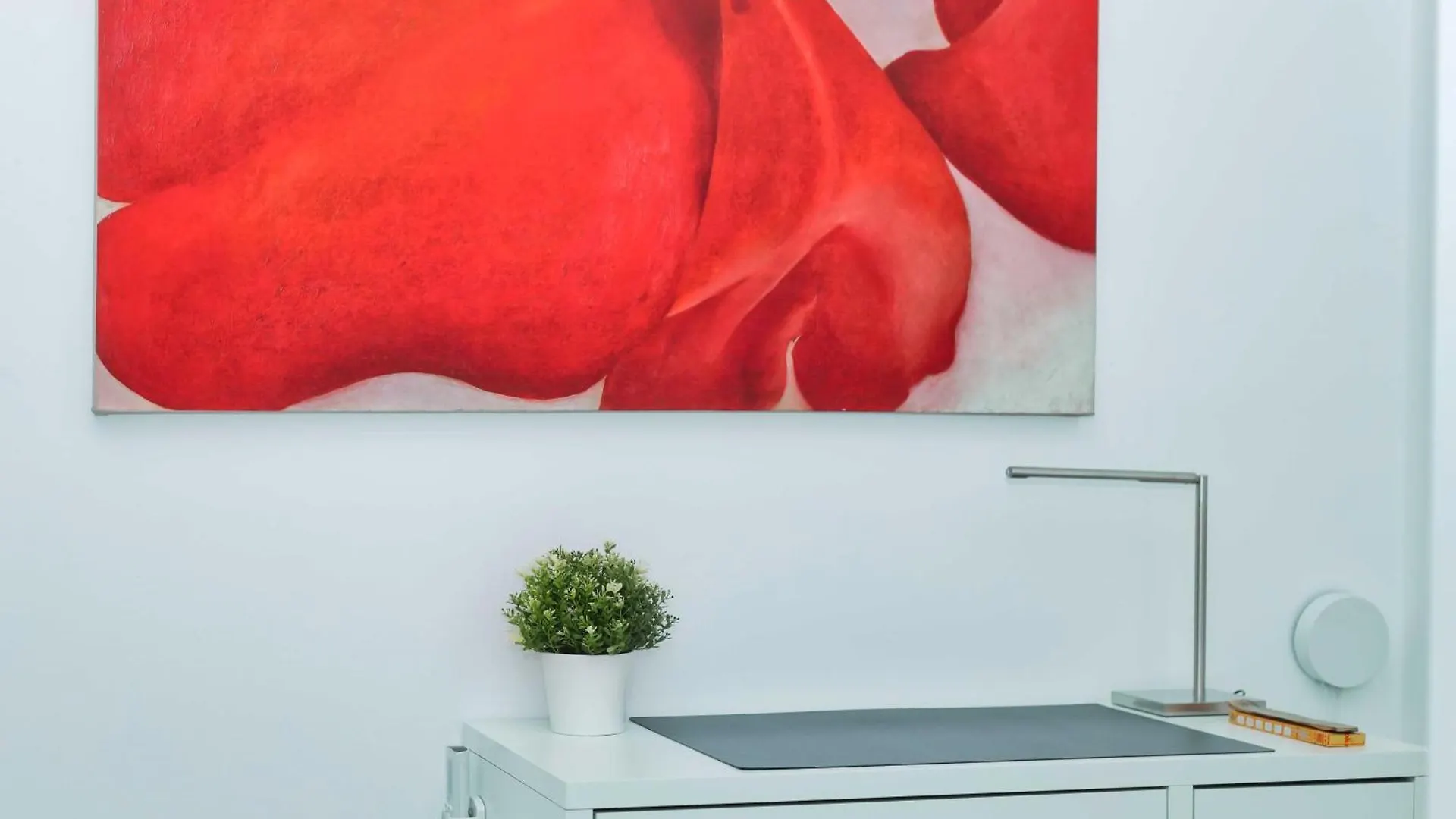 Red Cannas, Cozy Apt In City Life District Milan Italy