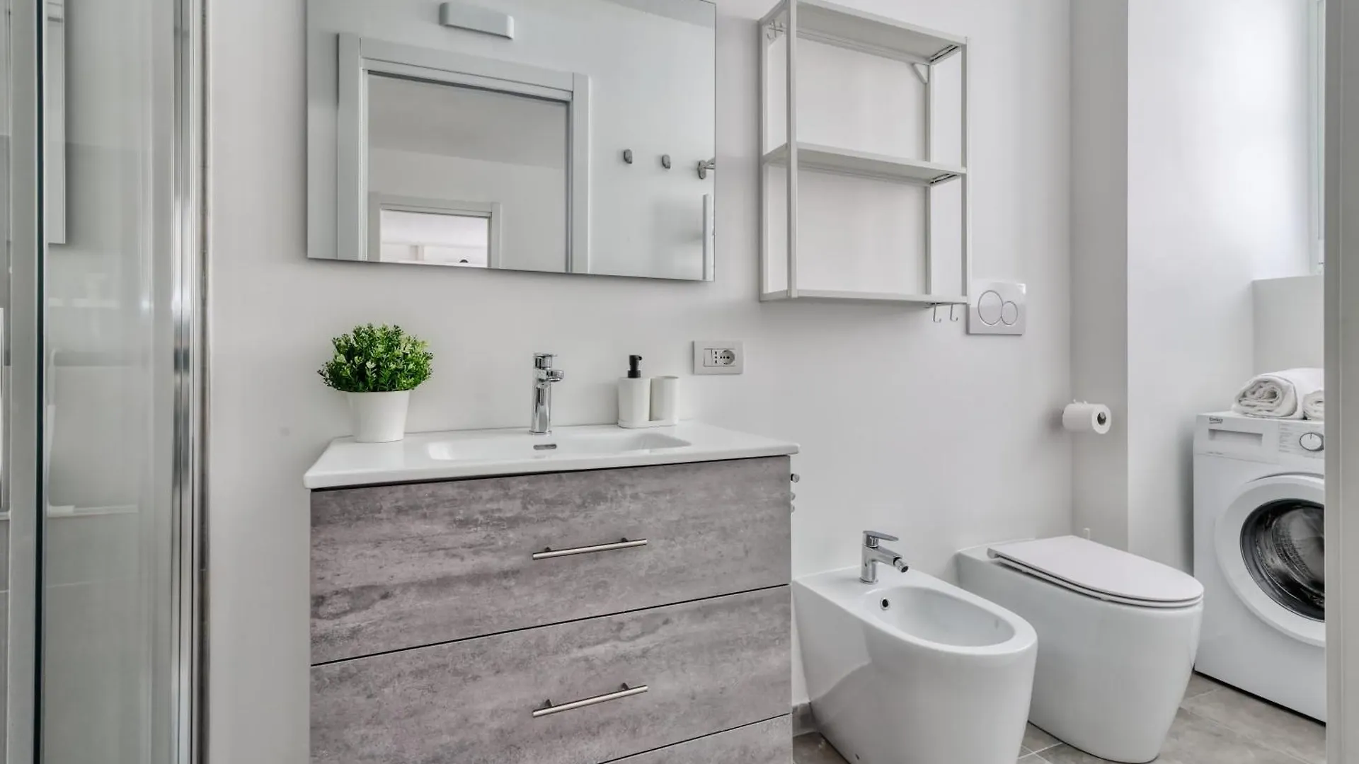 Apartment Red Cannas, Cozy Apt In City Life District Milan Italy