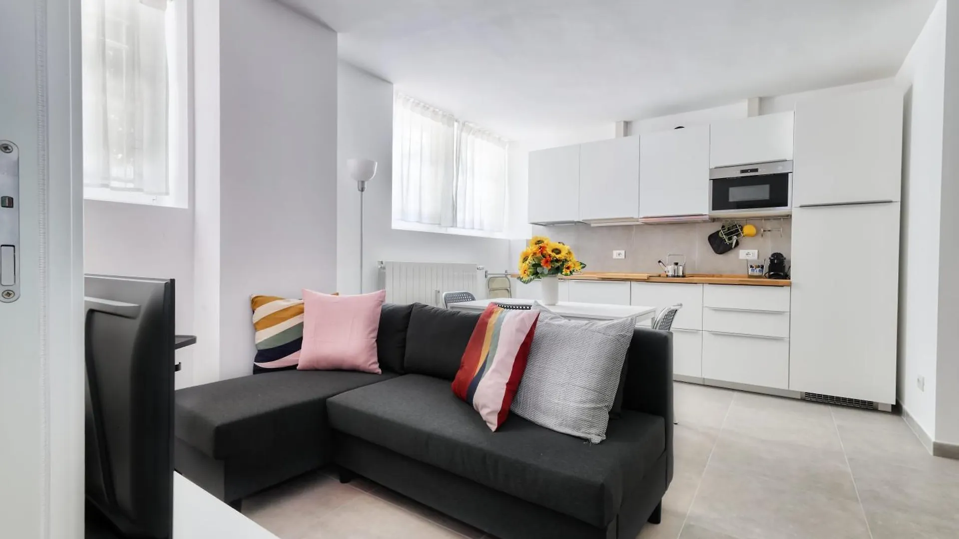 Red Cannas, Cozy Apt In City Life District Milan